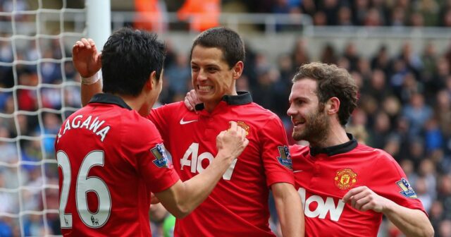 Bývalá hviezda Man Utd ukázala svoju pravú tvár, keď ho NEWCASTLE UPON TYNE, ANGLICKO - 5. apríla: Shinji Kagawa (L) a Juan Mata z Manchestru United blahoželajú Javierovi Hernandezovi z Manchestru United (C) k streleniu tretieho gólu počas zápasu Barclays Premier League medzi Newcastle United a Manchester United v St James' Park 5. apríla 2014 v Tyne v Anglicku. (Foto: Jan Kruger/Getty Images)