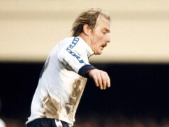 Bývalá hviezda Tottenhamu Terry Yorath zomrela, keď bola dcéra Gabby Logan nútená opustiť MOTD uprostred show Terry Yorath hrá za Tottenham Hotspur