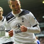 Rafael van der Vaart (na snímke) chce pomôcť Raymondovi van Barneveldovi