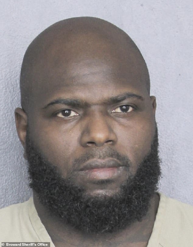 Bývalá hviezda UFC obvinená z uštipnutia obete, keď je zatknutý Bývalý bojovník UFC Jairzinho Rozenstruik bol zatknutý pre údajný incident s domácou batériou