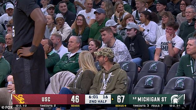 Bývalá hviezda štátu Michigan Paul Davis je VYHNUTÁ pri sledovaní Bývalá sparťanská hviezda Paul Davis (v sivej mikine s kapucňou) bol vyhodený z utorňajšieho víťazstva