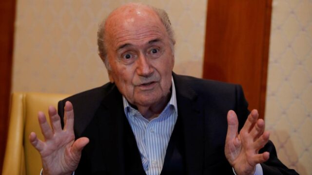 Bývalý prezident FIFA Blatter podporuje výzvy, aby sa fanúšikovia držali ďalej od Majstrovstiev sveta vo futbale
