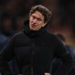 Thomas Frank hovorí pre médiá počas pondelkovej tlačovej konferencie v Tottenhame Hotspur