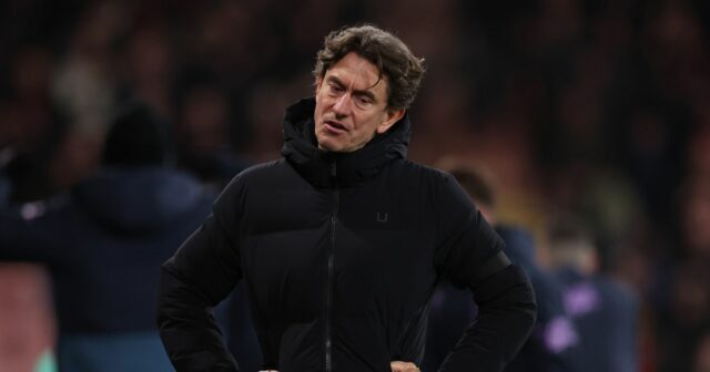 Thomas Frank hovorí pre médiá počas pondelkovej tlačovej konferencie v Tottenhame Hotspur