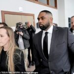 Ohrdnutý vysokoškolský futbalový tréner Sherrone Moore na snímke s manželkou Kelli (vľavo) sa vo štvrtok vrátil pred súd po prvý raz, odkedy bol obvinený z viacerých trestných činov.