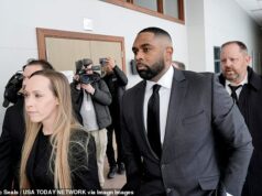 Bývalý tréner Michiganu Sherrone Moore s kamennou tvárou sa po škandále s aférou spojil so svojou lojálnou manželkou na prvé vystúpenie na súde Ohrdnutý vysokoškolský futbalový tréner Sherrone Moore na snímke s manželkou Kelli (vľavo) sa vo štvrtok vrátil pred súd po prvý raz, odkedy bol obvinený z viacerých trestných činov.