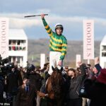 Mark Walsh a Inothewayurthinkin sú pozdravení, keď vstupujú do ohrady pre víťaza