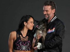 CM Punk dáva darček fanúšikovi WWE, ktorý vzdal hold Larrymu CM Punk dáva darček fanúšikovi WWE, ktorý vzdal hold Larrymu