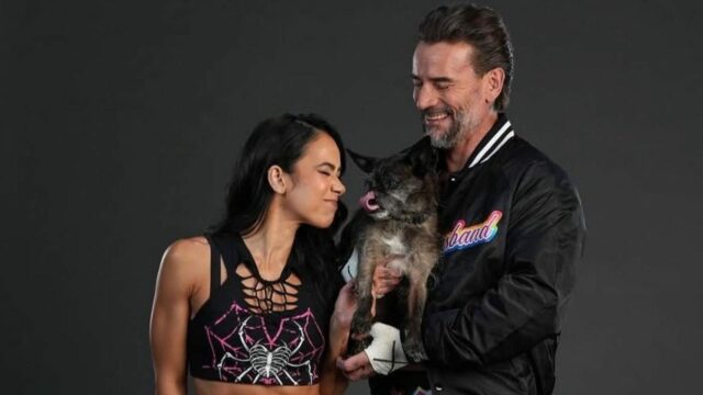 CM Punk dáva darček fanúšikovi WWE, ktorý vzdal hold Larrymu
