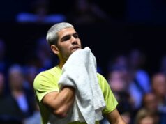 Carlos Alcaraz urobil odvážne tvrdenie o „najlepšej sezóne vôbec“ pred začiatkom kariérneho grandslamového stíhania na Australian Open 11. januára 2025: Melbourne, Austrália: Novopečená tenisová legenda, ktorá sa stala trénerom ANDY MURRAYOM z Veľkej Británie, dáva fanúšikom na tréningu pred Australian Open 2025 v Melbourne Parku palec hore. Melbourne Austrália – ZUMAp121 20250111_zsp_p121_006 Copyright: xChrisxPutnamx