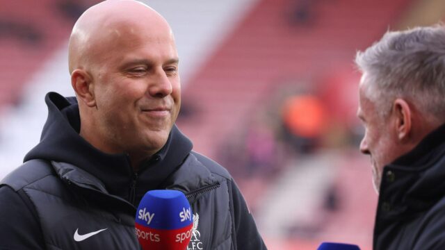 Carragher „zaskočený“ Slotom kričí, keď pokrytecká legenda Liverpoolu zdvojnásobuje svoje postavenie
