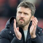 Steve Holland v čiernom kabáte