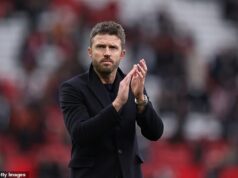 Casemiro „zúfalo“ chce skončiť na Old Trafford vysoko – v lete odchádza hviezda 375 000 libier týždenne Michael Carrick hovorí, že Casemiro je „zúfalý“ ukončiť svoju kariéru v Manchestri United na vrchole