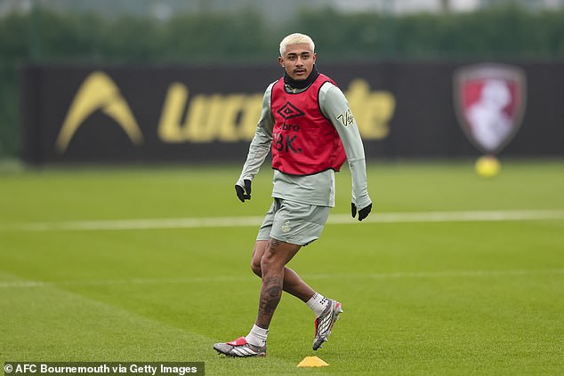 Celtic potvrdil zmluvu na hosťovanie obrancu Bournemouthu Juliana Arauja... a Julian Araujo bol na vedľajšej koľaji v Bournemouthe, ale teraz by mohol hrať v sobotu v Old Firm derby.