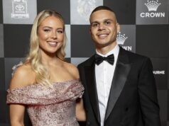 Čerstvá rana pre bojovnú futbalovú hviezdu, ktorej bývalá odhalila tehotenstvo po krachu vzťahu – keď zverejnila veľké správy o svojom novom dieťati Bobby Hill sa nevrátil do Collingwoodu na predsezónny tréning a teraz je na dovolenke (na obrázku s bývalou partnerkou Georgia Devlinovou)