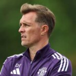 DERBY, ANGLICKO - 30. AUGUSTA: Darren Fletcher, manažér Manchestru United, sleduje zápas Premier League U18 medzi Derby County a Manchester United v tréningovom centre Moor Farm 30. augusta 2025 v Derby v Anglicku. (Foto: Manchester United/Manchester United cez Getty Images)