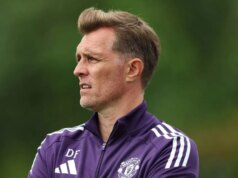 Chat legiend na WhatsApp z Man Utd zaplavila podpora Darrena Fletchera po tom, čo Ruben Amorim prepustil DERBY, ANGLICKO - 30. AUGUSTA: Darren Fletcher, manažér Manchestru United, sleduje zápas Premier League U18 medzi Derby County a Manchester United v tréningovom centre Moor Farm 30. augusta 2025 v Derby v Anglicku. (Foto: Manchester United/Manchester United cez Getty Images)