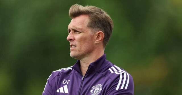 DERBY, ANGLICKO - 30. AUGUSTA: Darren Fletcher, manažér Manchestru United, sleduje zápas Premier League U18 medzi Derby County a Manchester United v tréningovom centre Moor Farm 30. augusta 2025 v Derby v Anglicku. (Foto: Manchester United/Manchester United cez Getty Images)