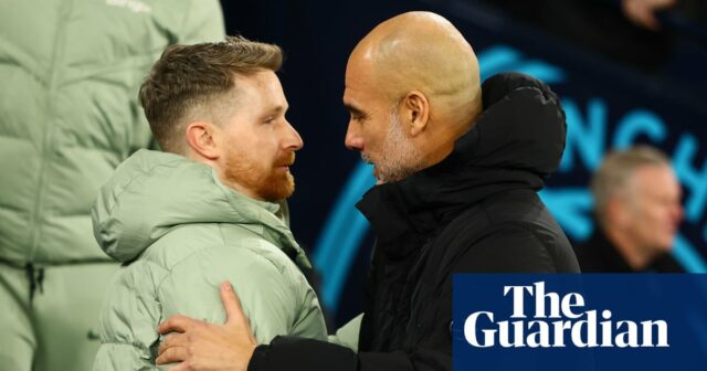 Chelsea dýkou pre Guardiolu, keď sa Arsenal posunul o šesť Pep Guardiola a Calum McFarlane. Povinný kredit: Fotografia Paul Currie/Shutterstock (16220539gh) Dočasný manažér Chelsea Calum McFarlane a manažér Manchestru City Pep Guardiola Manchester City proti Chelsea, Premier League, Football, Etihad Stadium, Manchester, Spojené kráľovstvo - 4. januára 2026