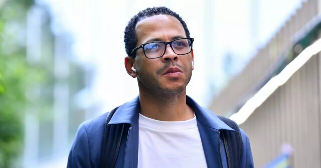 Liam Rosenior, hlavný tréner RC Strasbourg Alsace, prichádza na štadión pred zápasom Ligue 1 medzi RC Strasbourg Alsace a Paris Saint-Germain FC na Stade de la Meinau 3. mája 2025 v Štrasburgu vo Francúzsku.