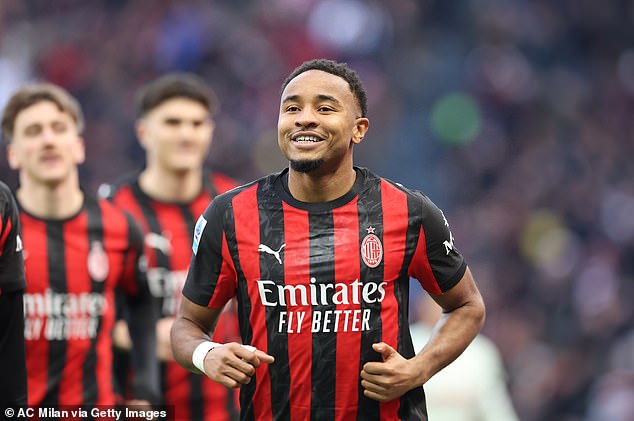 Chelsea prepadá, že jej nový klub predá len PÄŤ MESIACOV Hviezda AC Miláno Christopher Nkunku by údajne mohla byť na prestupe do tureckého Fenerbahce