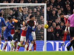 Chelsea si vypočula okamžitý verdikt nad gólom Arsenalu v zápase o pohár Carabaa Snahu Bena Whitea proti Chelsea skontroloval VAR a zneškodnil ju pre ofsajd.