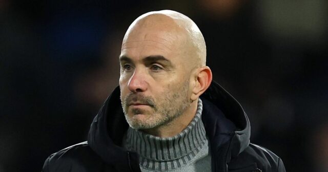 LONDÝN, ANGLICKO - 30. DECEMBRA: Enzo Maresca, manažér Chelsea, kráča na ihrisku po zápase Premier League medzi Chelsea a Bournemouthom na Stamford Bridge 30. decembra 2025 v Londýne v Anglicku. (Foto: Eddie Keogh/Getty Images)