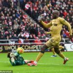 Útočník Crystal Palace Jean-Philippe Mateta (vpravo) je pre Aston Villu zaujímavý