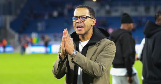 Hlavný tréner Štrasburgu Liam Rosenior ďakuje fanúšikom po zápase Ligue 1 proti Le Havre
