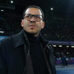 Liam Rosenior, hlavný tréner FC Chelsea, sleduje zápas fázy MD8 Ligy majstrov UEFA 2025/26 medzi SSC Neapol a Chelsea FC na štadióne Diega Armanda Maradonu 28. januára 2026 v Neapole v Taliansku.
