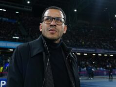 Chelsea získala neočakávaný prestup na poslednú chvíľu len niekoľko dní pred termínom januárového okna Liam Rosenior, hlavný tréner FC Chelsea, sleduje zápas fázy MD8 Ligy majstrov UEFA 2025/26 medzi SSC Neapol a Chelsea FC na štadióne Diega Armanda Maradonu 28. januára 2026 v Neapole v Taliansku.