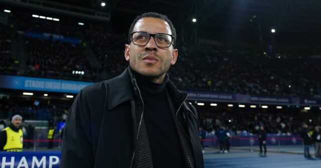 Liam Rosenior, hlavný tréner FC Chelsea, sleduje zápas fázy MD8 Ligy majstrov UEFA 2025/26 medzi SSC Neapol a Chelsea FC na štadióne Diega Armanda Maradonu 28. januára 2026 v Neapole v Taliansku.
