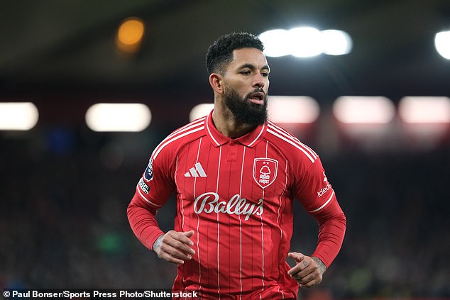 Chelsea zvažuje prekvapivý krok pre hviezdu Nottinghamu Forest Douglasa Luiza Chelsea zvažuje prestup za Douglasa Luiza, ktorý je na hosťovaní v Nottinghame Forest