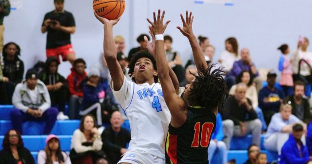 Chlapčenský basketbalový tím Palisades sa vracia do kampusu a porazí Fairfax
