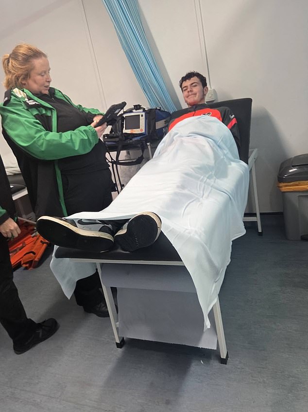 Chlapec z Portsmouth Ball, 16, utrpel stratu sluchu a zostal Chlapec z Portsmouth Ball, 16, utrpel stratu sluchu a zostal „otrasený“ po výbuchu blesku počas derby stretu so Southamptonom – keď sa jeho matka po dopade incidentu otvorila