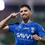 Ruben Neves z Al Hilal oslavuje po tom, čo strelil tretí gól svojho tímu z penalty počas zápasu Saudi Pro League medzi Al Ettifaq a Al Hilal 18. októbra 2025 v Dammame v Saudskej Arábii.