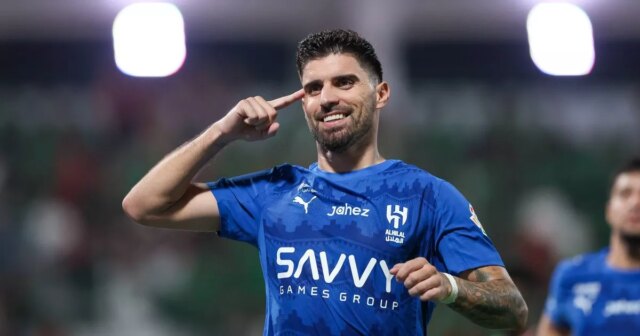 Ruben Neves z Al Hilal oslavuje po tom, čo strelil tretí gól svojho tímu z penalty počas zápasu Saudi Pro League medzi Al Ettifaq a Al Hilal 18. októbra 2025 v Dammame v Saudskej Arábii.