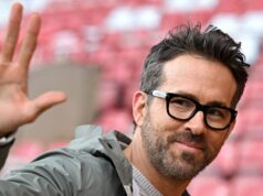 Čistý majetok Ryana Reynoldsa po predaji Wrexhamu, rozchod s manželkou Hollywoodu a priznaním Spojeného kráľovstva Americký herec a majiteľ Wrexhamu Ryan Reynolds máva fanúšikom pred zápasom štvrtého kola anglického FA Cupu medzi Wrexhamom a Sheffieldom United na štadióne Racecourse Ground