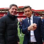 Predseda Crystal Palace Steve Parish (vpravo), na snímke s manažérom Oliverom Glasnerom, nasadil topánky, keď mnohé strany v EFL boli na dne.
