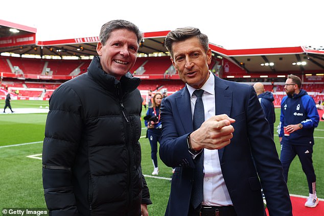 Cítim ku Crystal Palace, keďže sú oddelené, ale tu je Predseda Crystal Palace Steve Parish (vpravo), na snímke s manažérom Oliverom Glasnerom, nasadil topánky, keď mnohé strany v EFL boli na dne.