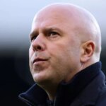 LONDÝN, ANGLICKO - 4. JANUÁRA: Arne Slot, manažér Liverpoolu, sleduje pred zápasom Premier League medzi Fulhamom a Liverpoolom v Craven Cottage 4. januára 2026 v Londýne, Anglicko. (Foto: Justin Setterfield/Getty Images)