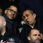 Liam Rosenior sa rozpráva s Behdadom Eghbalim