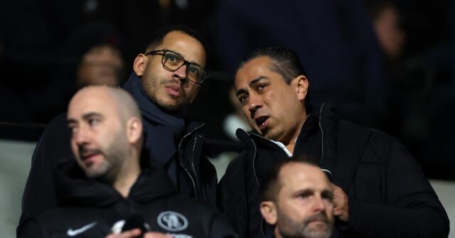 Liam Rosenior sa rozpráva s Behdadom Eghbalim