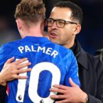 Cole Palmer je „veľmi šťastný“ v Chelsea, pretože Rosenior obmedzuje klebety, ktoré sa mu tešia