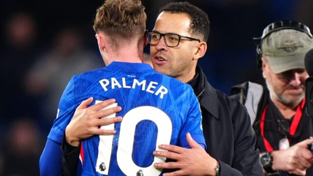 Cole Palmer je „veľmi šťastný“ v Chelsea, pretože Rosenior obmedzuje klebety, ktoré sa mu tešia
