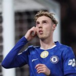 Cole Palmer oslavuje gól za Chelsea.