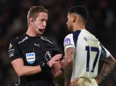 Cristian Romero dostal suspendáciu, keď FA potrestala hviezdu Tottenhamu za incident v Liverpoole Rozhodca John Brooks sa rozprával s Cristianom Romerom z Tottenhamu Hotspur počas zápasu Premier League medzi Tottenhamom Hotspur a Liverpoolom