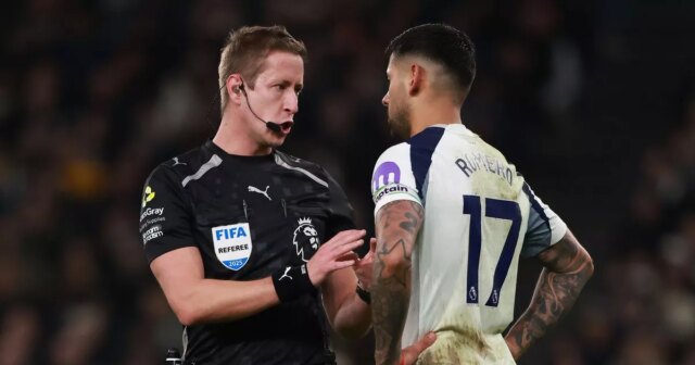 Rozhodca John Brooks sa rozprával s Cristianom Romerom z Tottenhamu Hotspur počas zápasu Premier League medzi Tottenhamom Hotspur a Liverpoolom