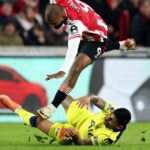 Cristian Romero vyzýva Igora Thiaga počas súboja Tottenhamu Hotspur s Brentfordom