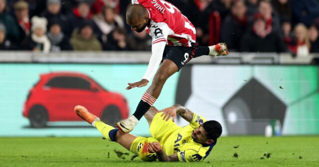 Cristian Romero vyzýva Igora Thiaga počas súboja Tottenhamu Hotspur s Brentfordom